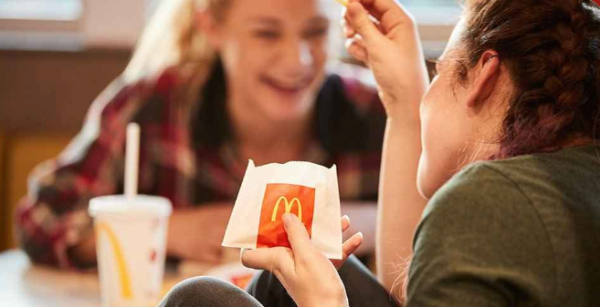 Połączenie czerwieni i żółci na powierzchni opakowań w McDonald's